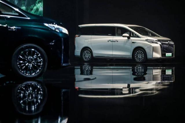 3202 年了，国产 MPV 还没有走出「埃尔法」的阴影