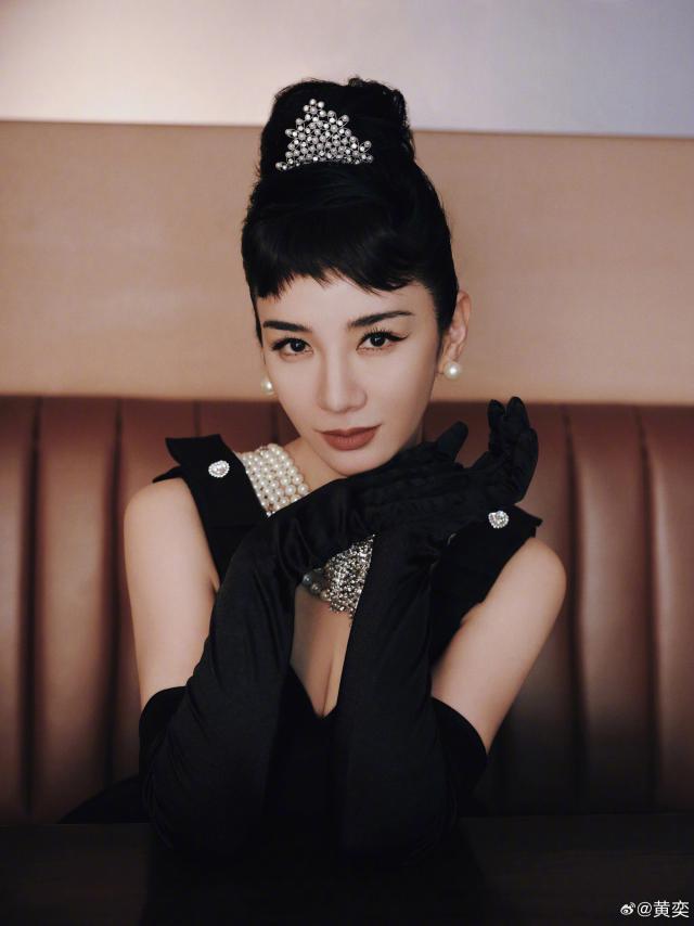 黄奕穿小黑裙COS赫本 双眼放电太迷人