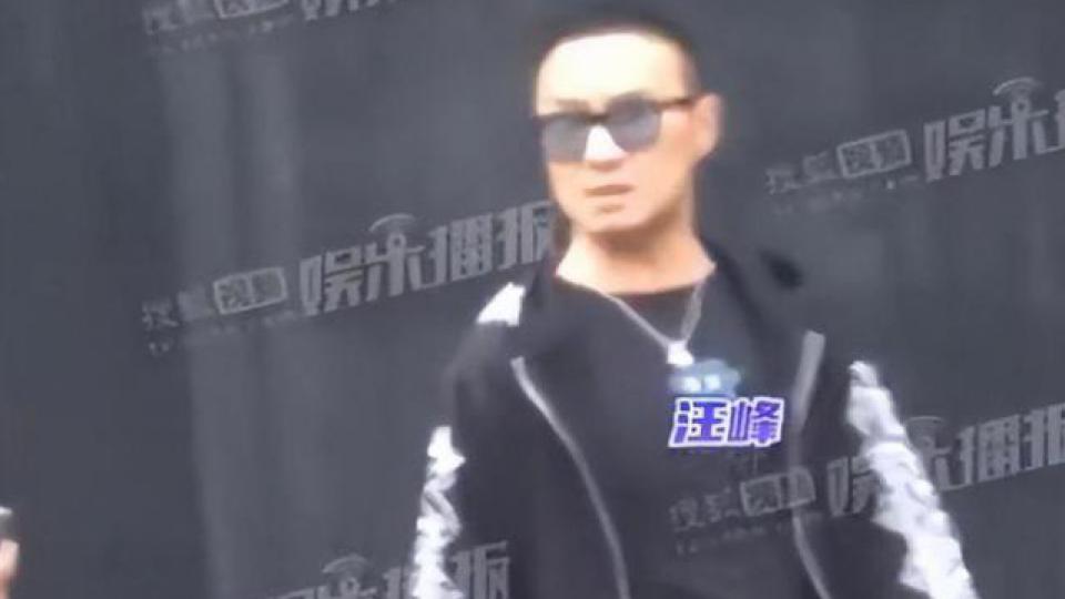汪峰离婚后首现身：面色凝重，剃平头穿紧身裤