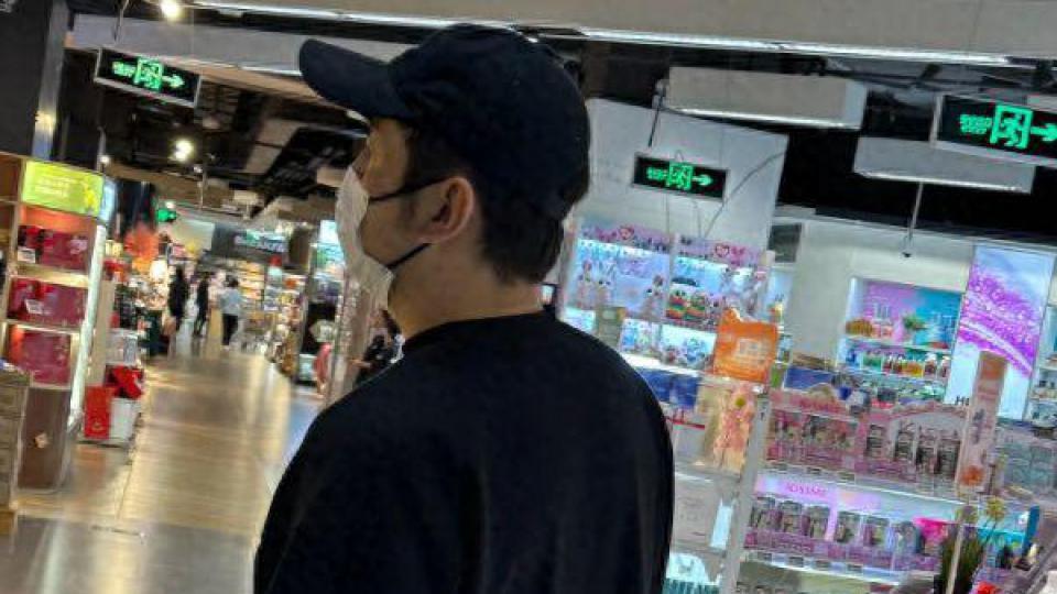 雷佳音与妻女逛超市，大裤衩配拖鞋被指很素人，大头超惹眼