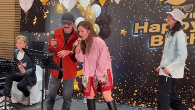 40岁蔡卓妍为富豪父亲庆生，嗨歌热舞忘我狂欢