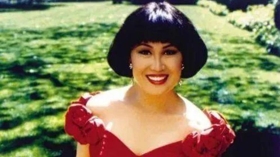 2亿出售豪宅！77岁第一名媛谈姐弟恋，人脉比邓文迪还牛？