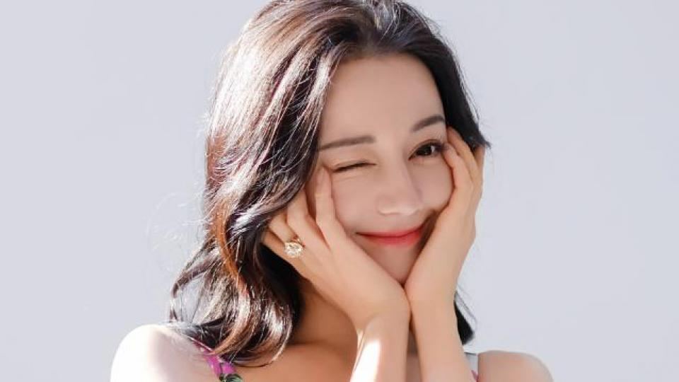 热巴穿碎花裙勾勒完美身材 对镜wink卖萌