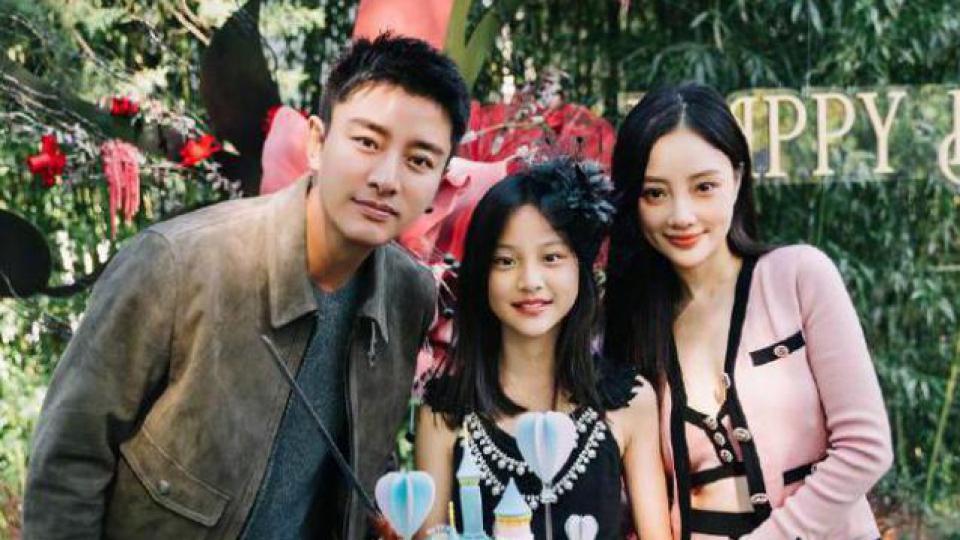 李小璐为甜馨庆生唱歌献吻 前夫贾乃亮疑似也在场