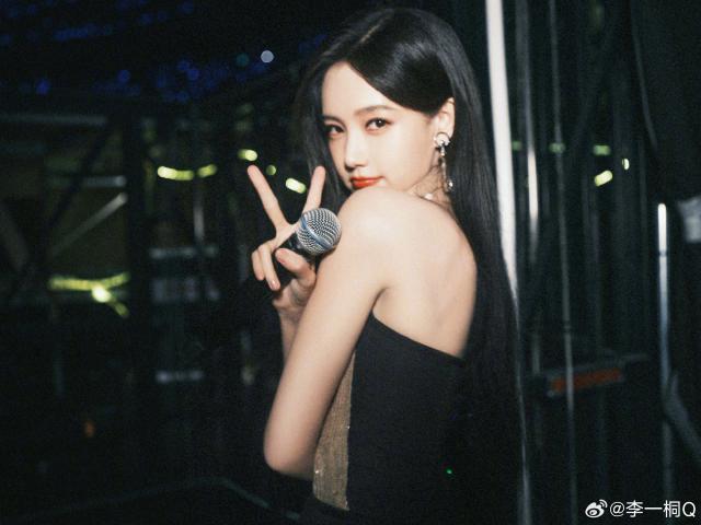 李一桐穿挂脖亮片装吸睛 黑发红唇魅力满分