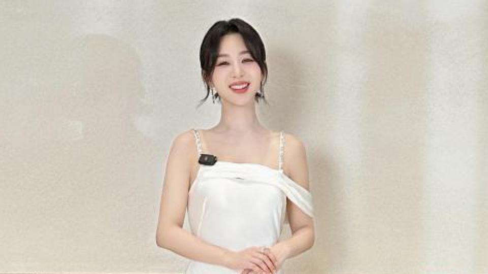 杨紫穿吊带白裙秀美背 笑容温柔迷人