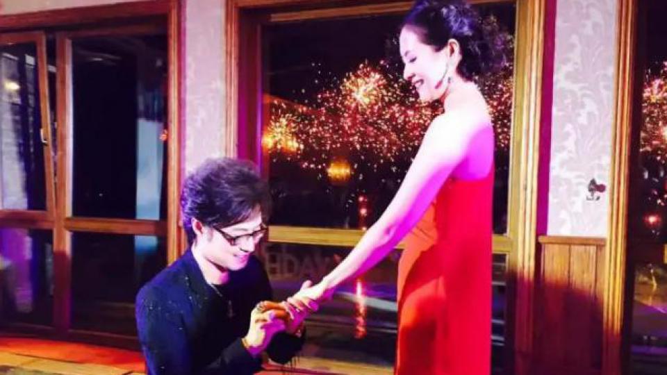 祝她脱离苦海？她可能不觉得苦…