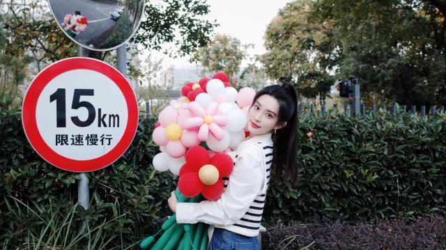 孟子义梳高马尾青春活力 抱气球花束甜笑