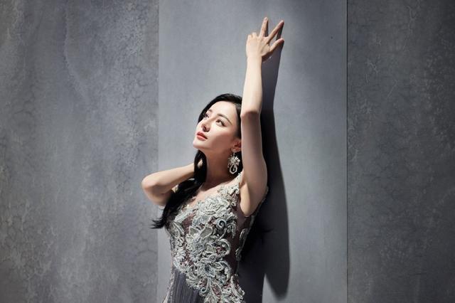 迪丽热巴碎钻流苏裙优雅大气 如公主翩然起舞仙气飘逸