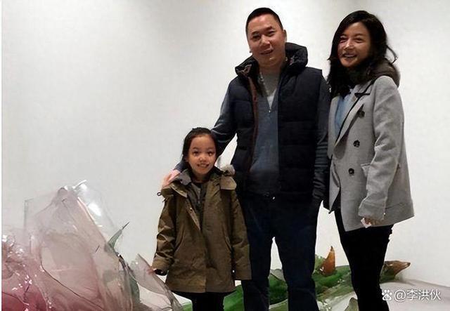 黄有龙父亲去世，赵薇夫妇都没有露面，丧事喜办变成演唱会？