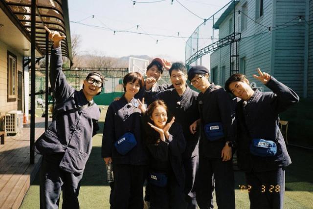 当初骂着要她离开，现在又求她不要走？