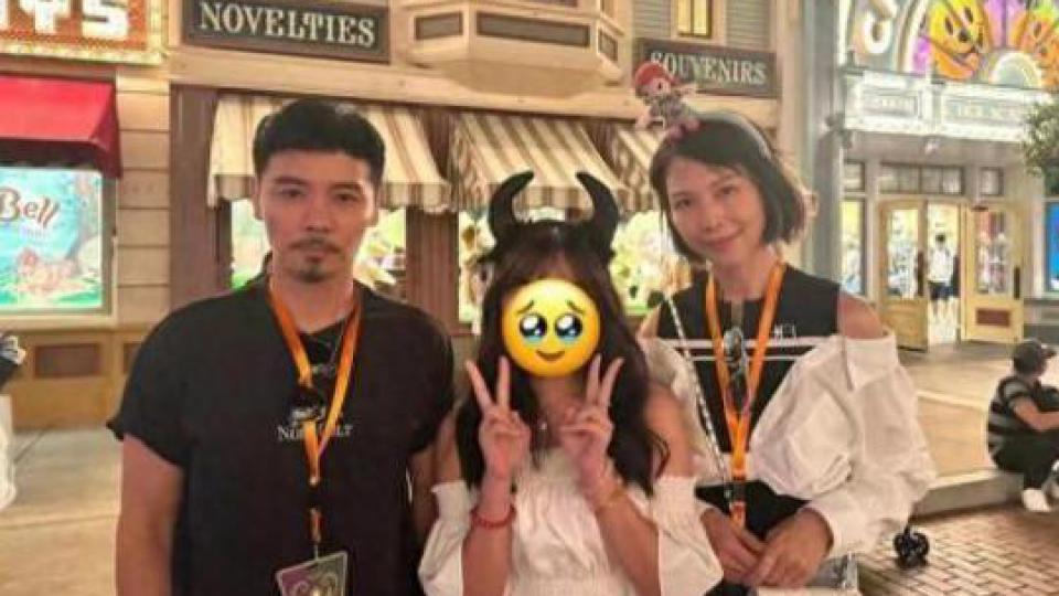 50岁蔡少芬迪士尼被偶遇，素颜看上去比张晋年轻10岁！