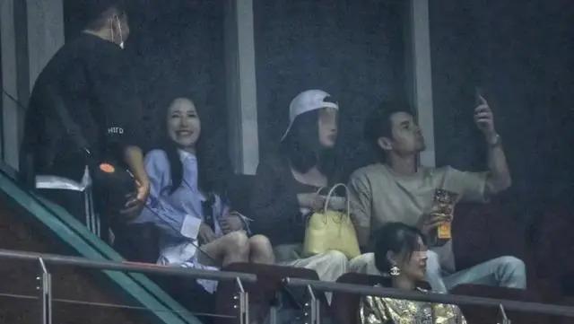 萧亚轩方回应与小15岁帅哥传新恋情：目前没火花，未来难讲