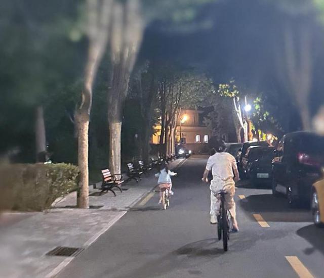 孙怡带女儿游玩又高又瘦颜值高 女儿遗传妈妈优点