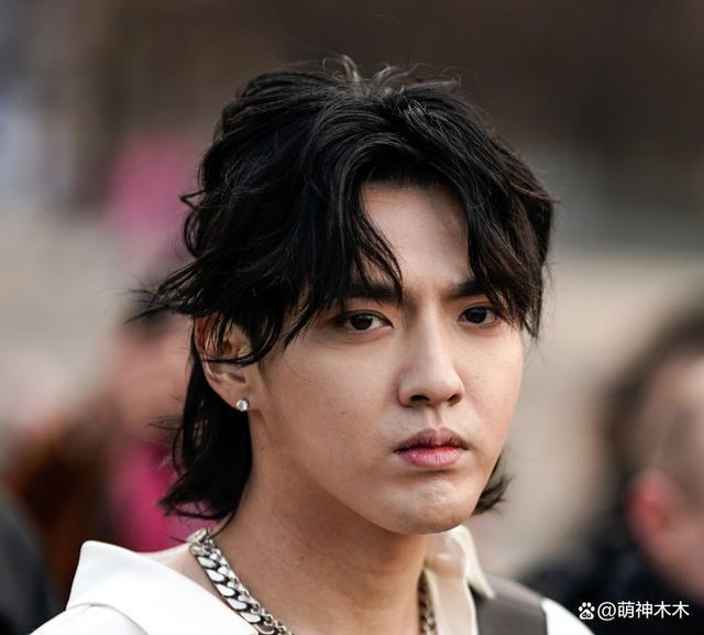 曝吴亦凡在看所守近况，打篮球做校服睡大通铺，静待二审结果