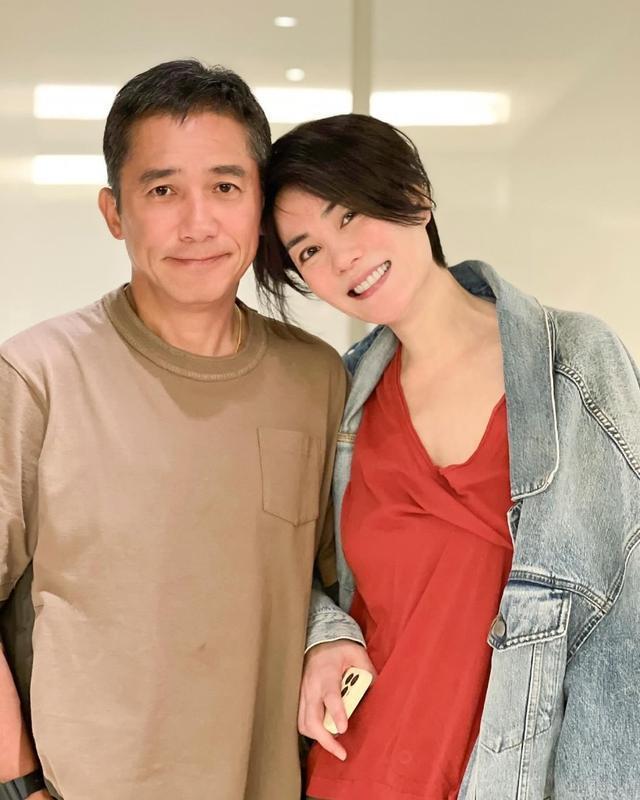 刘嘉玲晒梁朝伟王菲聚会照 二人头靠头挽手状态年轻