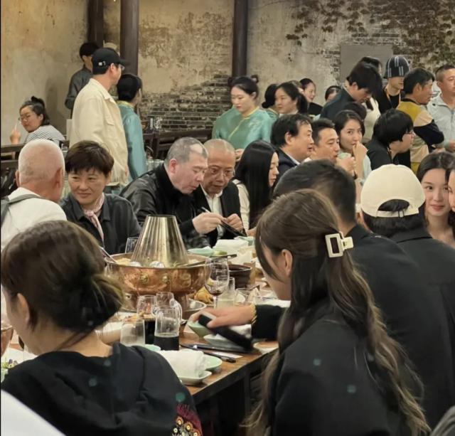 乌镇这一晚：冯小刚黄磊李冰冰现身，一场敬酒全是「论资排辈」