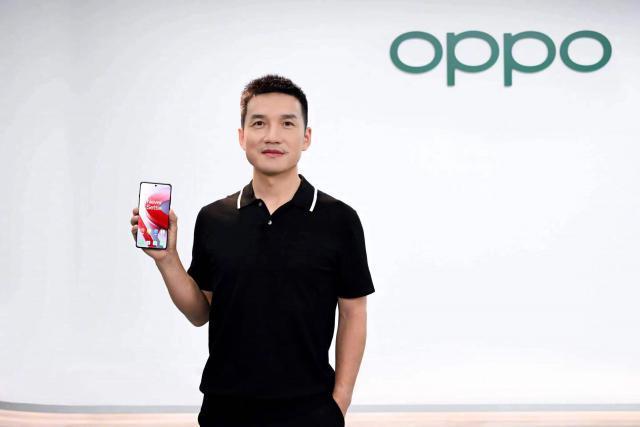 刘作虎展示一加 12 真机：采用双曲面屏、极窄边框，下月发布