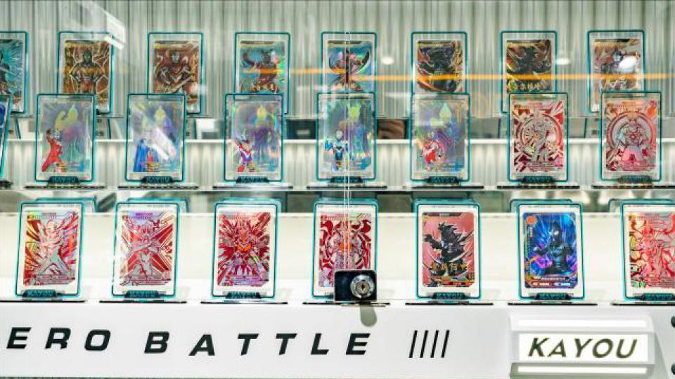 成本不到1毛，却一年赚走15亿：风靡学生圈的“奥特曼卡”，正走向失控