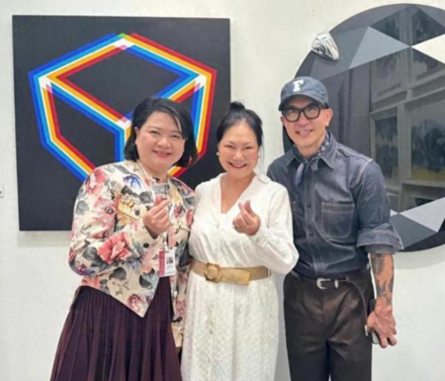 大S带老妈捧场具俊晔画展，夫妻俩“同框”合影素颜显憔悴