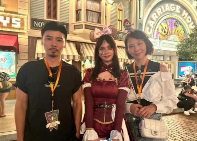 51岁朱茵被偶遇一身行头过万 网友合影姿势被吐槽