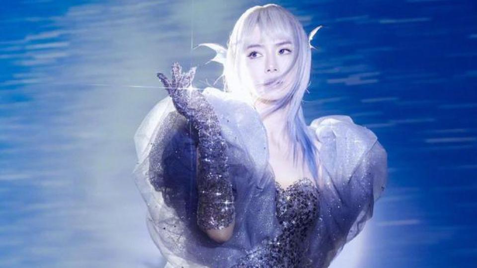 戚薇连晒25张美照为自己庆生 戴金发秀水蛇腰似漫画少女