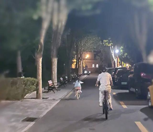 孙怡带娃游玩，给女儿买一大包玩具，大福与妈妈牵手乖巧文静