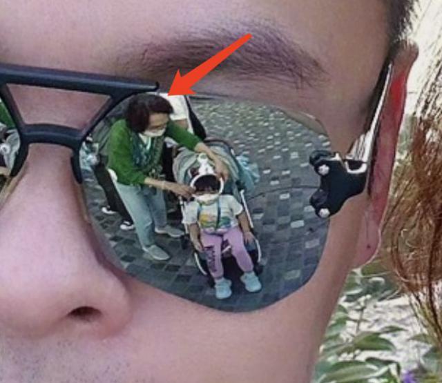 熊黛林晒祖孙三代出游，与富豪老公贴身合影