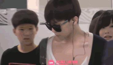 他不仅脸变残还在机场犯毒瘾了？多少人的青春碎了！