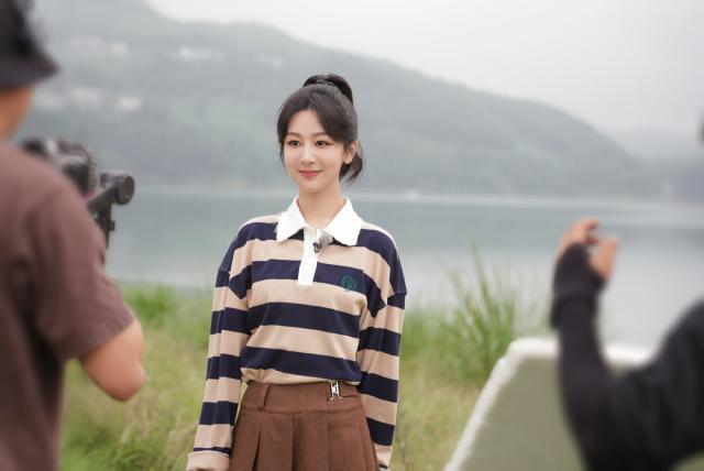 杨紫扎马尾俏皮活泼 穿短裙露纤细美腿