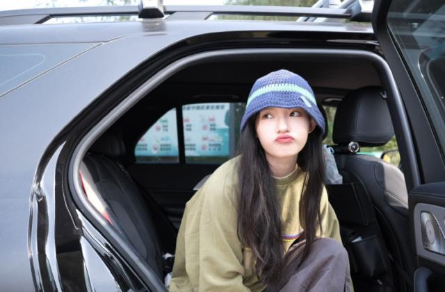 林允晒秋日出游照 戴针织帽嘟嘴卖萌