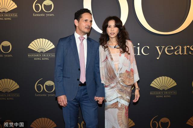 杨紫琼银色亮片裙造型出席活动 莫文蔚夫妇牵手亮相