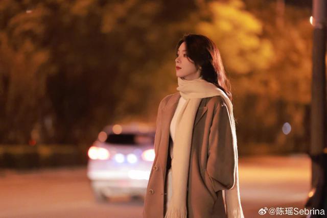 陈瑶示范秋日穿搭 夜色中笑容温暖治愈