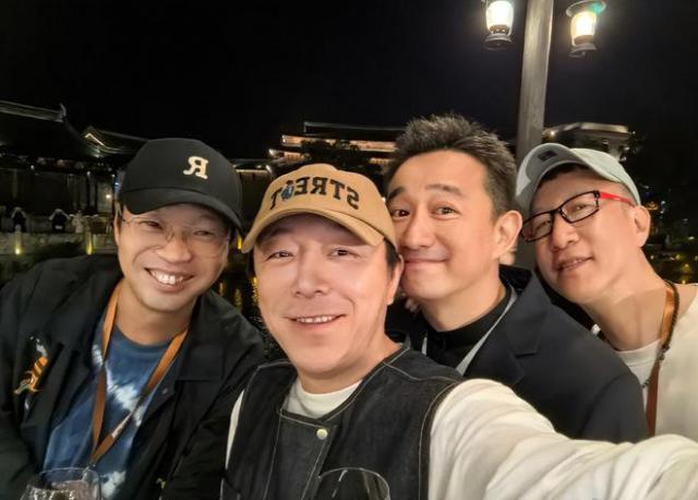 孙红雷夫妇牵手游乌镇 小15岁老婆背百元包好朴素