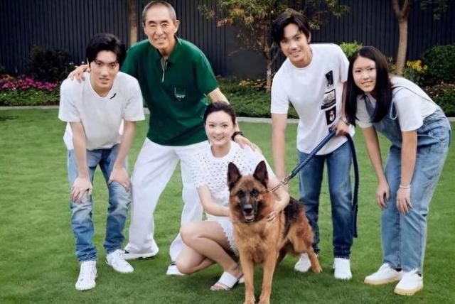 网友在日本偶遇张艺谋夫妇 小31岁娇妻温柔相伴