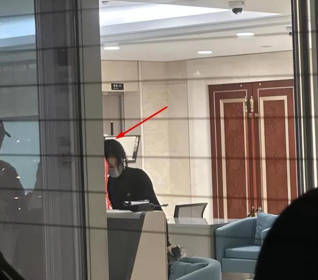 22岁张子枫被偶遇本人又瘦又小，被指一脸阴郁?