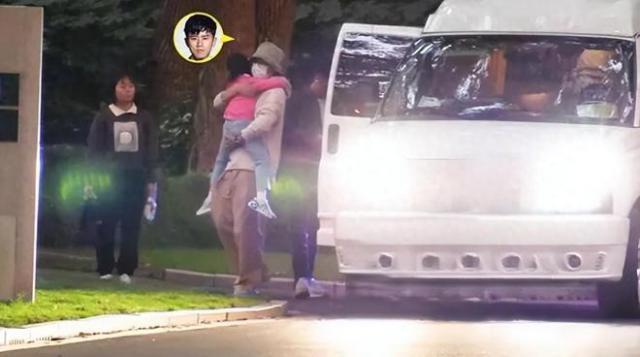 张杰谢娜携仨女儿公园玩耍 2岁小咘芽与姐姐们嬉戏