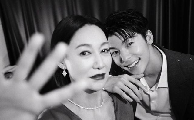 惠英红许光汉合体拍大片 对镜互望眼神拉丝