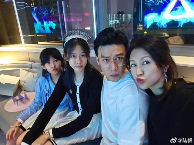 陆毅晒全家福为15岁女儿庆生，贝儿淑女漂亮，一家四口共用一张脸