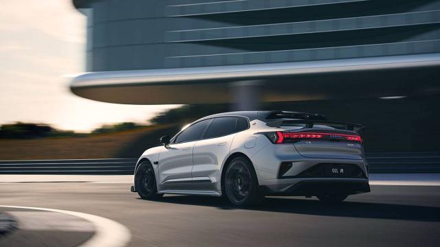 极氪 001 FR 正式发布，和布加迪同场竞技，76.9 万元让友商笑不出来