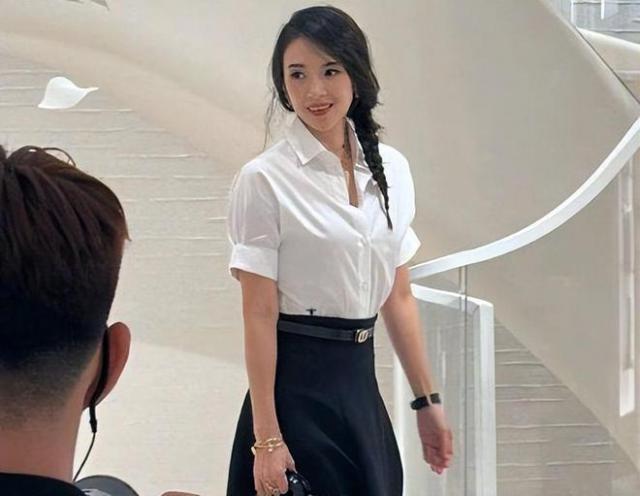 章子怡离婚后首秀捞金，容光焕发气场强大，汪峰愁眉苦脸形单影只