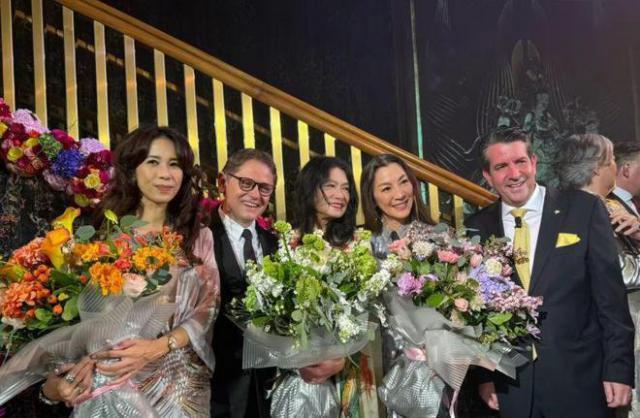 众星出席香港酒会，莫文蔚杨紫琼罕见同框，66岁谭燕玉面部僵硬