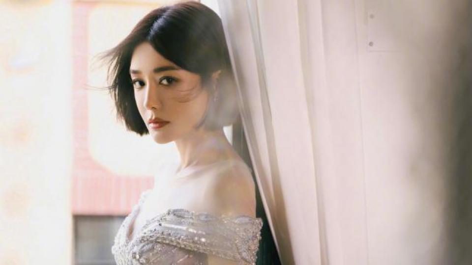 秦岚穿闪亮长裙展现完美身材如人鱼公主