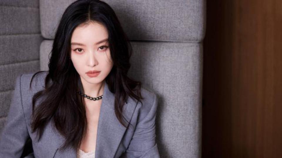 倪妮灰色西服套装干练线条利落大方