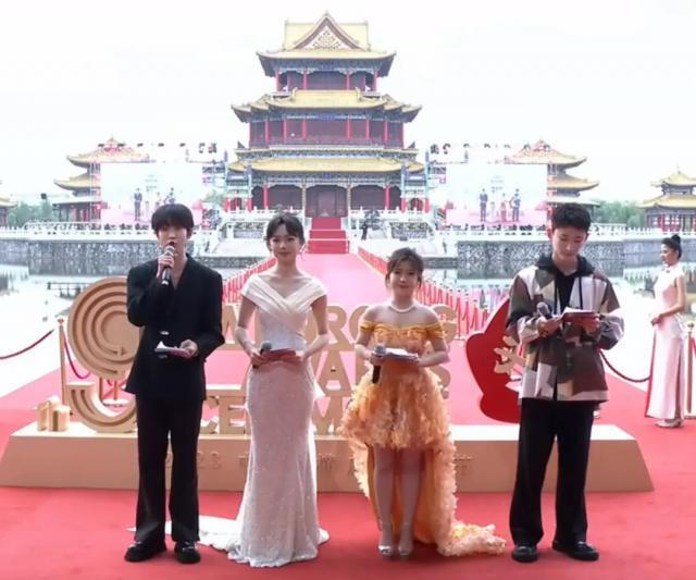 横店文荣奖红毯：陈都灵裙子老气，李彩桦妆造显廉价