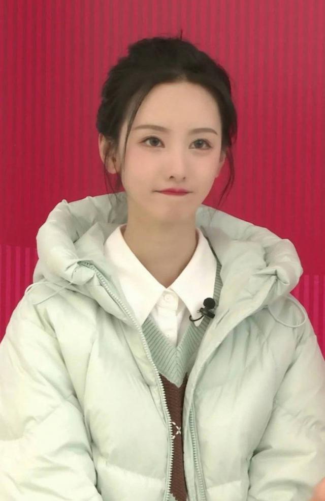 陈都灵扎丸子头超甜美 学院风穿搭如高中生