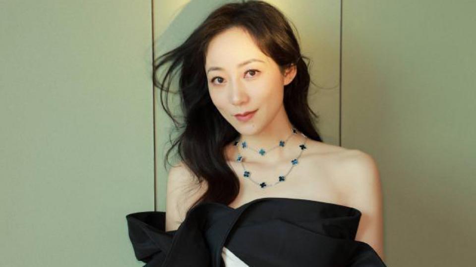 韩雪穿黑白拼色长裙 温柔甜笑优雅端庄