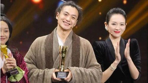 老公跟女助理玩暧昧，全网鸣不平，她却好像不为所动