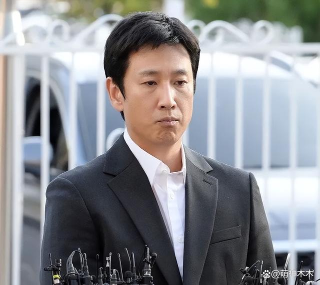 李善均涉毒后首现身，多次鞠躬称对不起家人，遭吐槽像拍剧