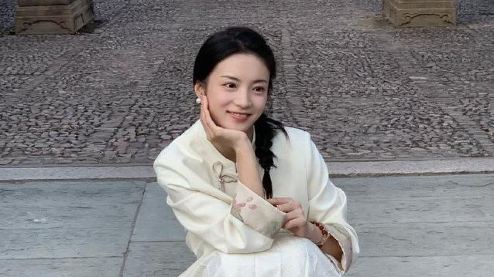 张雅钦全伊伦疑似恋情曝光 俩人车内甜蜜接吻